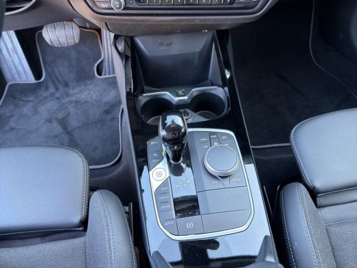 BMW 1 Serie Business Edition Plus | Sportstuur | Sportstoelen | Parkeersensoren voor en achter | Achteruitrij... ActivLease financial lease