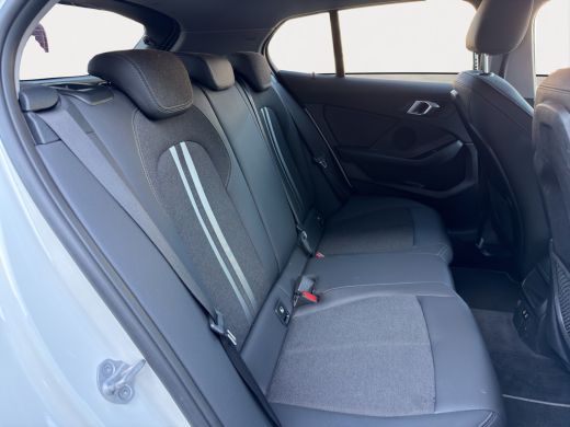BMW 1 Serie Business Edition Plus | Sportstuur | Sportstoelen | Parkeersensoren voor en achter | Achteruitrij... ActivLease financial lease