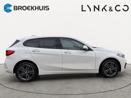 BMW 1 Serie Business Edition Plus | Sportstuur | Sportstoelen | Parkeersensoren voor en achter | Achteruitrij... ActivLease financial lease
