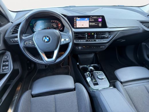 BMW 1 Serie Business Edition Plus | Sportstuur | Sportstoelen | Parkeersensoren voor en achter | Achteruitrij... ActivLease financial lease