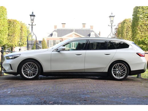 BMW i5 eDrive40 84kWh | ORIGINEEL NL! | B&W AUDIO | CAMERA | LUXE LEDER | STOELVERWARMING | DEALER OH! ActivLease financial lease