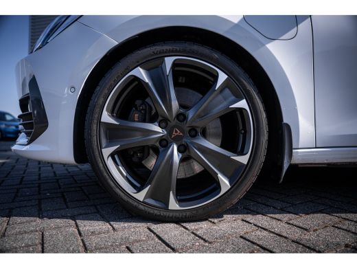 CUPRA Leon Sportstourer 1.4 VZ e-Hybrid 245PK | Achteruitrijcamera | Full-LED koplampen | Lichtmetalen velgen 19" ActivLease financial lease