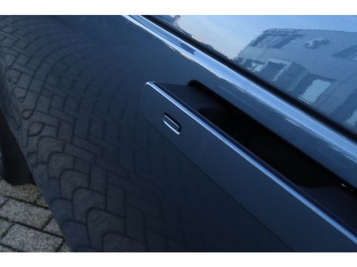 Land Rover Range Rover Velar 2.0 P400e | NL-AUTO | Schuif/kantel dak | Keyless | Camera | Cruise Control | Stoelverwarming | M... ActivLease financial lease