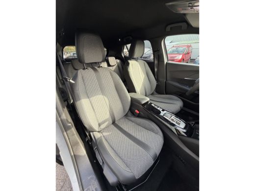 Peugeot e-2008 EV Allure 50 kWh (Keyless Entry - LED - Parkeersensoren V+A - Navigatie - Automatische Airco - 3D... ActivLease financial lease