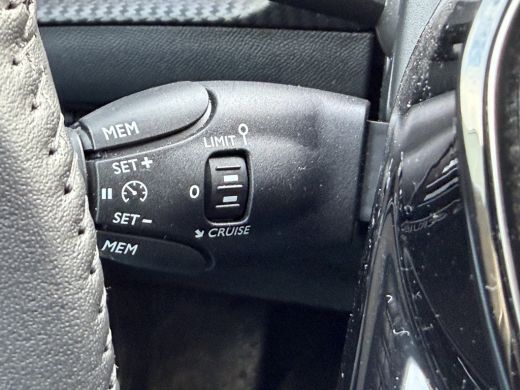 Peugeot e-2008 EV Allure 50 kWh (Keyless Entry - LED - Parkeersensoren V+A - Navigatie - Automatische Airco - 3D... ActivLease financial lease