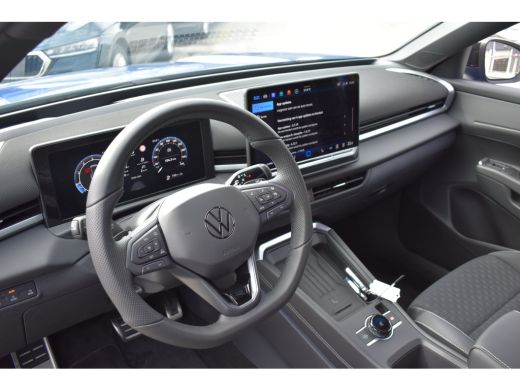 Volkswagen T-Roc R-Line First Edition | CAMERA | STOEL.VERW | IQ.LIGHTS | LED | APP.CONNECT | 3-ZONE CLIMA | BLACK... ActivLease financial lease