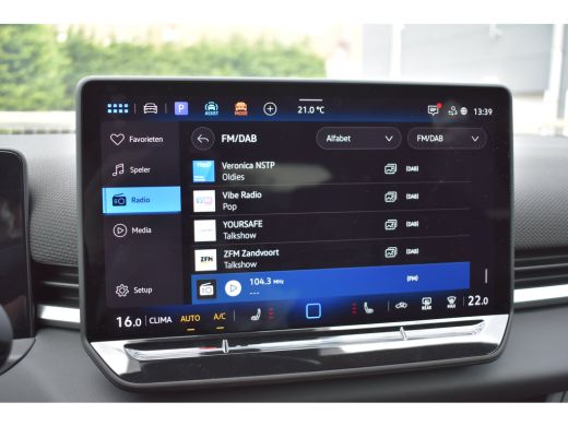 Volkswagen T-Roc R-Line First Edition | CAMERA | STOEL.VERW | IQ.LIGHTS | LED | APP.CONNECT | 3-ZONE CLIMA | BLACK... ActivLease financial lease