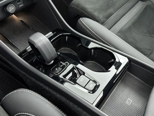 Volvo  XC40 T5 Recharge Ultimate Dark | 19" Allseason | Panoramadak | Trekhaak | Harman Kardon | Elektr. vers... ActivLease financial lease