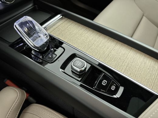 Volvo  XC60 NEW MODEL 2.0 T6 Plug-in hybrid AWD Plus Dark | Panoramadak | PDC V+A en 360 Camera | Stoel+stuur... ActivLease financial lease