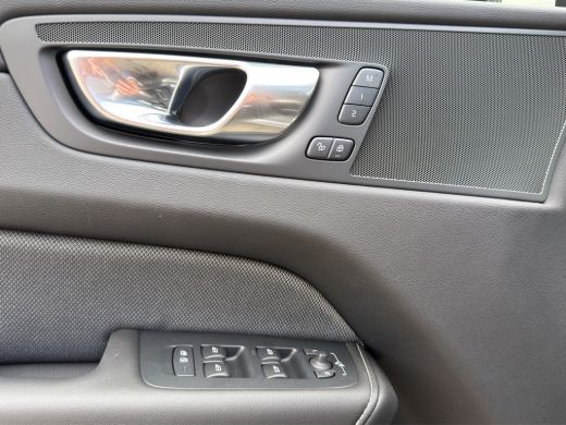 Volvo  XC60 T6 Plug-in hybrid AWD Plus Dark 360 Camera | Panoramadak | Sportstoelen | Wegklapbare trekhaak | ... ActivLease financial lease