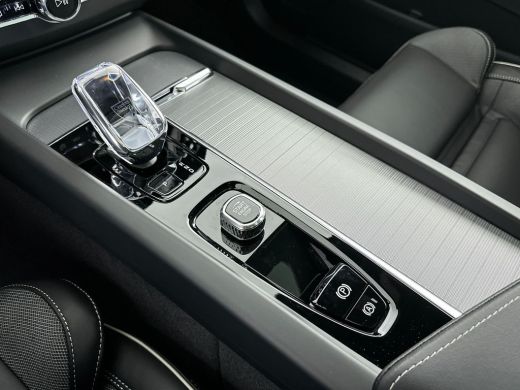 Volvo  XC60 T6 Recharge Plus Dark | 19" Allseason | Sportstoelen | Trekhaak | Full LED | Elektrisch verstelba... ActivLease financial lease