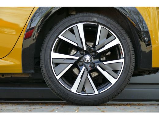 Peugeot 208 1.2 PURETECH 100PK 5-DRS GT-LINE / NAVI / CLIMA / CAMERA / 17"LMV / FULL-LED / PDC / BLUETOOTH / ... ActivLease financial lease