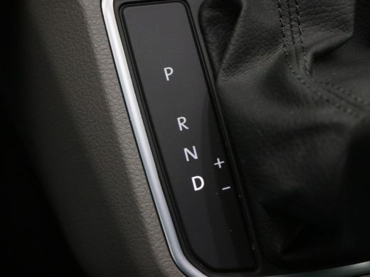 Volkswagen Transporter 2.0 TDi 150 Pk Automaat Bulli 75 Jahre | Camera | Trekhaak | Adaptive Cruise | CarPlay | Leer | S... ActivLease financial lease