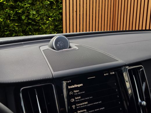 Volvo  XC60 2.0 T8 Plug-in hybrid AWD Ultra Dark | Bowers&Wilkins | Luchtvering | Trekhaak | Head-up | Memory... ActivLease financial lease