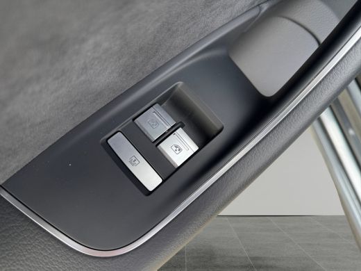 Audi A8 60 449pk TFSI e quattro Glazen panoramadak | S line-exterieurpakket |	Leder Valcona ActivLease financial lease