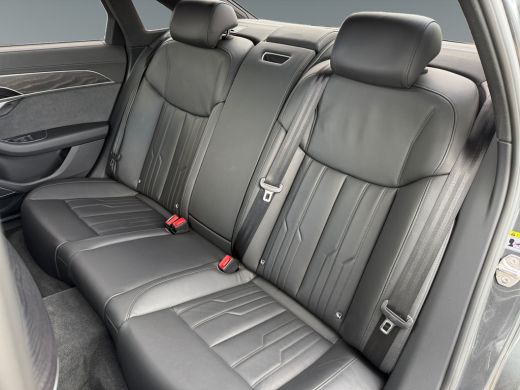 Audi A8 60 449pk TFSI e quattro Glazen panoramadak | S line-exterieurpakket |	Leder Valcona ActivLease financial lease