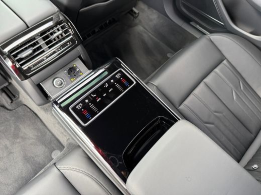 Audi A8 60 449pk TFSI e quattro Glazen panoramadak | S line-exterieurpakket |	Leder Valcona ActivLease financial lease