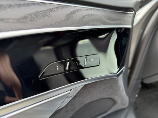 Audi A8 60 449pk TFSI e quattro Glazen panoramadak | S line-exterieurpakket |	Leder Valcona ActivLease financial lease