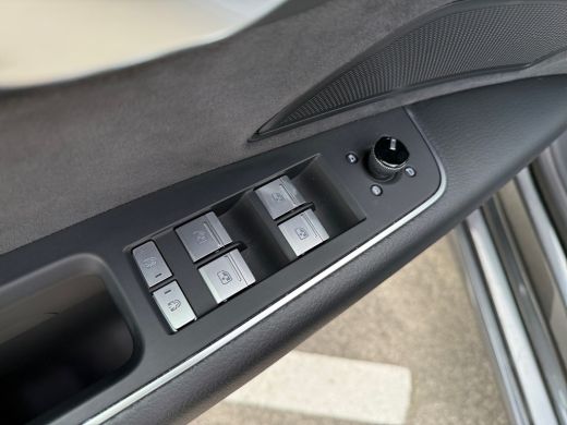 Audi A8 60 449pk TFSI e quattro Glazen panoramadak | S line-exterieurpakket |	Leder Valcona ActivLease financial lease