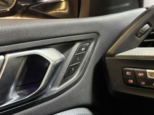 BMW 1 Serie 118i 136PK AUT. HIGH EXECUTIVE TREKHAAK/LEDER/PANORAMADAK ActivLease financial lease