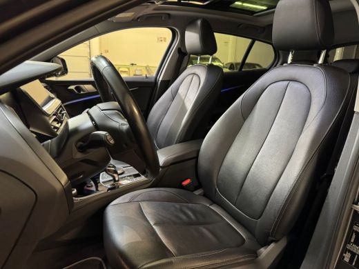 BMW 1 Serie 118i 136PK AUT. HIGH EXECUTIVE TREKHAAK/LEDER/PANORAMADAK ActivLease financial lease