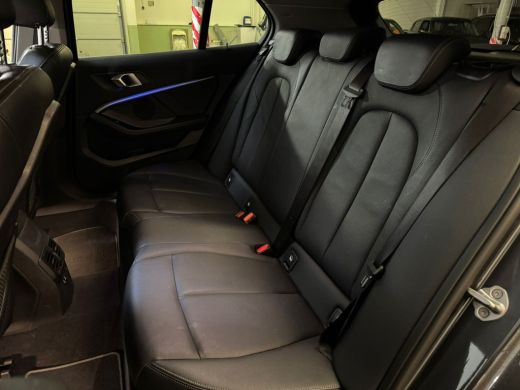 BMW 1 Serie 118i 136PK AUT. HIGH EXECUTIVE TREKHAAK/LEDER/PANORAMADAK ActivLease financial lease