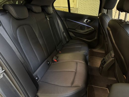 BMW 1 Serie 118i 136PK AUT. HIGH EXECUTIVE TREKHAAK/LEDER/PANORAMADAK ActivLease financial lease