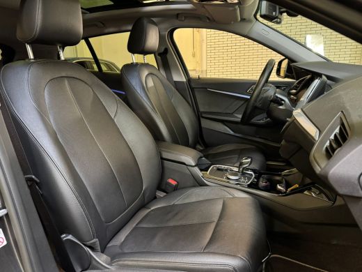 BMW 1 Serie 118i 136PK AUT. HIGH EXECUTIVE TREKHAAK/LEDER/PANORAMADAK ActivLease financial lease