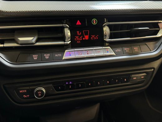 BMW 1 Serie 118i 136PK AUT. HIGH EXECUTIVE TREKHAAK/LEDER/PANORAMADAK ActivLease financial lease