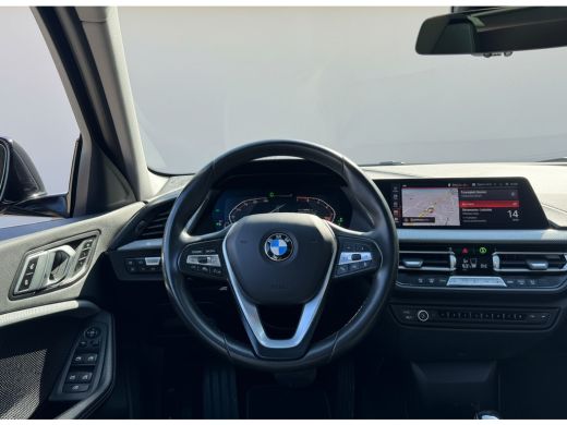 BMW 1 Serie 118i 136PK AUT. HIGH EXECUTIVE TREKHAAK/LEDER/PANORAMADAK ActivLease financial lease