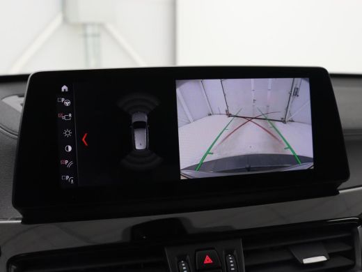BMW X1 sDrive20i Business Edition Plus | Leder | Head-Up | Stoelverwarming | Trekhaak | Camera | Sfeerve... ActivLease financial lease
