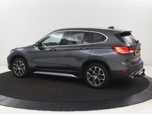 BMW X1 sDrive20i Business Edition Plus | Leder | Head-Up | Stoelverwarming | Trekhaak | Camera | Sfeerve... ActivLease financial lease