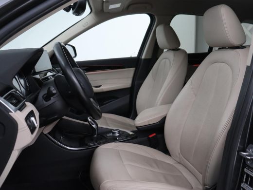 BMW X1 sDrive20i Business Edition Plus | Leder | Head-Up | Stoelverwarming | Trekhaak | Camera | Sfeerve... ActivLease financial lease
