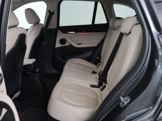 BMW X1 sDrive20i Business Edition Plus | Leder | Head-Up | Stoelverwarming | Trekhaak | Camera | Sfeerve... ActivLease financial lease