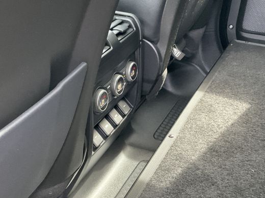 Land Rover Defender 2.0 D240 110 360&deg;Cam Carplay Memory Trekhaak(3500) ActivLease financial lease