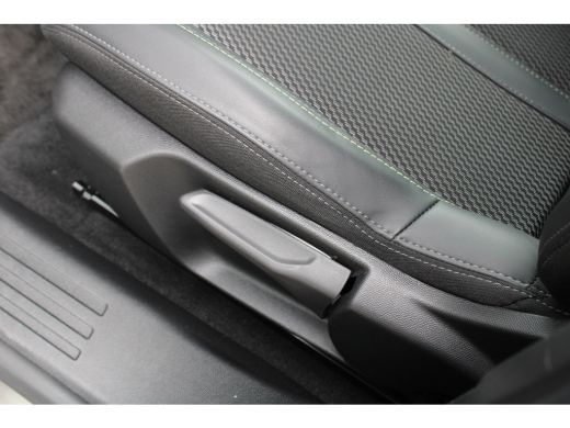 Peugeot e-2008 EV GT 54 kWh | Fase 3 laden | Navigatie | Camera | Apple carplay | Adaptieve cruise control | Aut... ActivLease financial lease