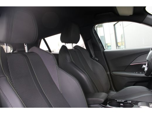 Peugeot e-2008 EV GT 54 kWh | Fase 3 laden | Navigatie | Camera | Apple carplay | Adaptieve cruise control | Aut... ActivLease financial lease