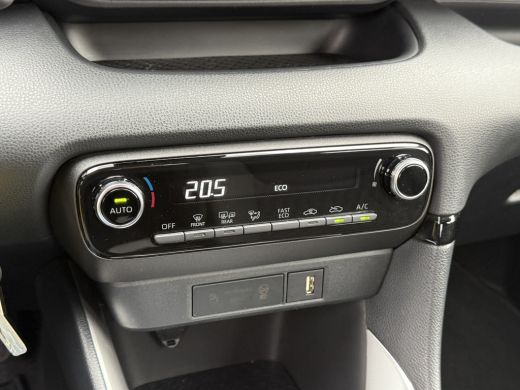 Toyota Yaris 1.5 Hybrid Team D | ACC | CarPlay | Camera | LED | DAB+ ActivLease financial lease