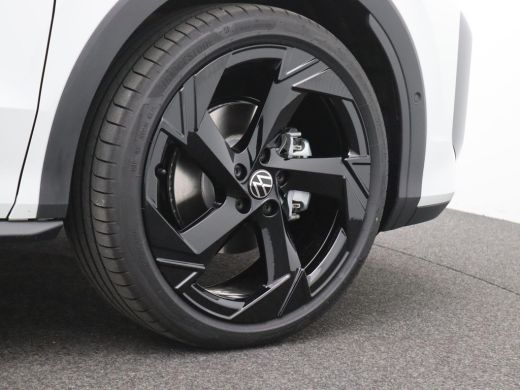 Volkswagen T-Roc 1.5 eTsi R-Line First Edition 150PK DSG Pano-Schuifdak, Trekhaak, Black Style, 20" LM Velgen, Key... ActivLease financial lease