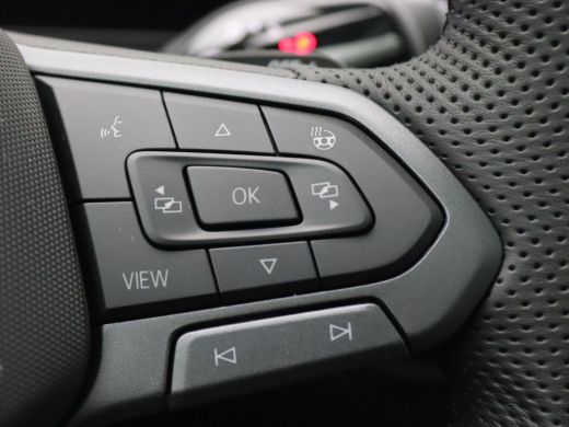 Volkswagen T-Roc 1.5 eTsi R-Line First Edition 150PK DSG Pano-Schuifdak, Trekhaak, Black Style, 20" LM Velgen, Key... ActivLease financial lease