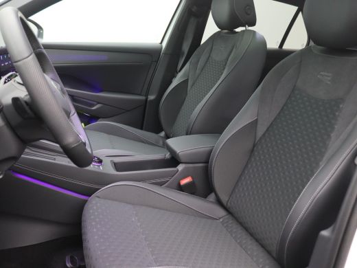 Volkswagen T-Roc 1.5 eTsi R-Line First Edition 150PK DSG Pano-Schuifdak, Trekhaak, Black Style, 20" LM Velgen, Key... ActivLease financial lease