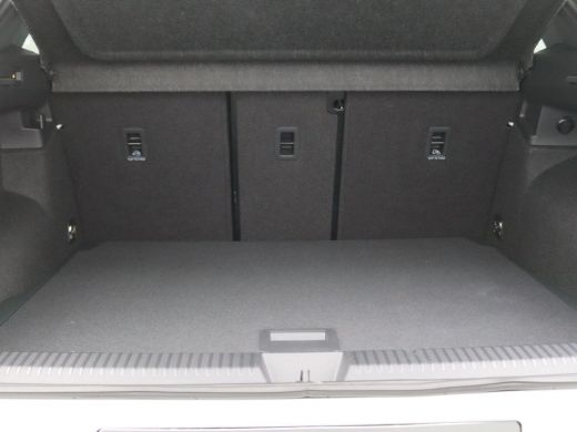 Volkswagen T-Roc 1.5 eTsi R-Line First Edition 150PK DSG Pano-Schuifdak, Trekhaak, Black Style, 20" LM Velgen, Key... ActivLease financial lease