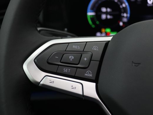 Volkswagen Tiguan 1.5 eHybrid Life Edition 204PK DSG Pano-Schuifdak, Trekhaak, 19" LM Velgen, Navi via apple carpla... ActivLease financial lease