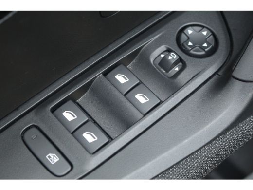 Peugeot 2008 1.2 Hybrid 145 Style | Climate | Carplay | Cruise | DAB | PDC A | Climate | Carplay | Cruise | DA... ActivLease financial lease