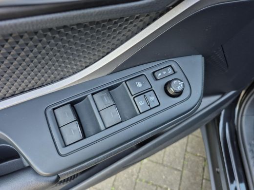 Toyota C-HR 1.8 Hybrid Active | Navigatie | Apple CarPlay/Android auto || Achteruitrijcamera ActivLease financial lease