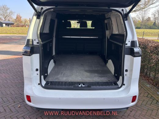 Volkswagen ID. Buzz Cargo Cargo 77kWh 3-ZITS / TREKHAAK / LED / CARPLAY ActivLease financial lease