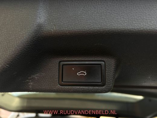 Volkswagen ID. Buzz Cargo Cargo 77kWh 3-ZITS / TREKHAAK / LED / CARPLAY ActivLease financial lease