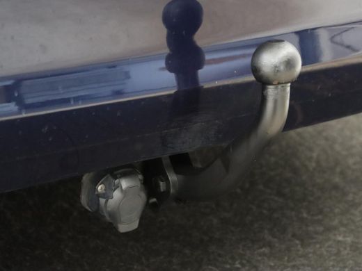 BMW 3 Serie 318i Luxury Line | Sportstoelen | Leder | Carplay | Live Cockpit | Sfeerverlichting | Trekhaak | ... ActivLease financial lease