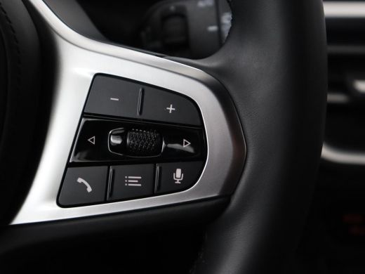 BMW 3 Serie 318i Luxury Line | Sportstoelen | Leder | Carplay | Live Cockpit | Sfeerverlichting | Trekhaak | ... ActivLease financial lease