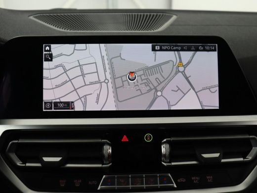 BMW 3 Serie 318i Luxury Line | Sportstoelen | Leder | Carplay | Live Cockpit | Sfeerverlichting | Trekhaak | ... ActivLease financial lease